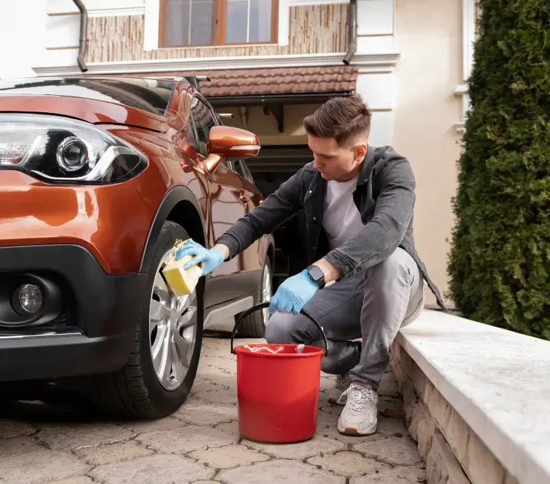 Lavage auto à domicile Le Castéra : professionnel intervenant sur un véhicule